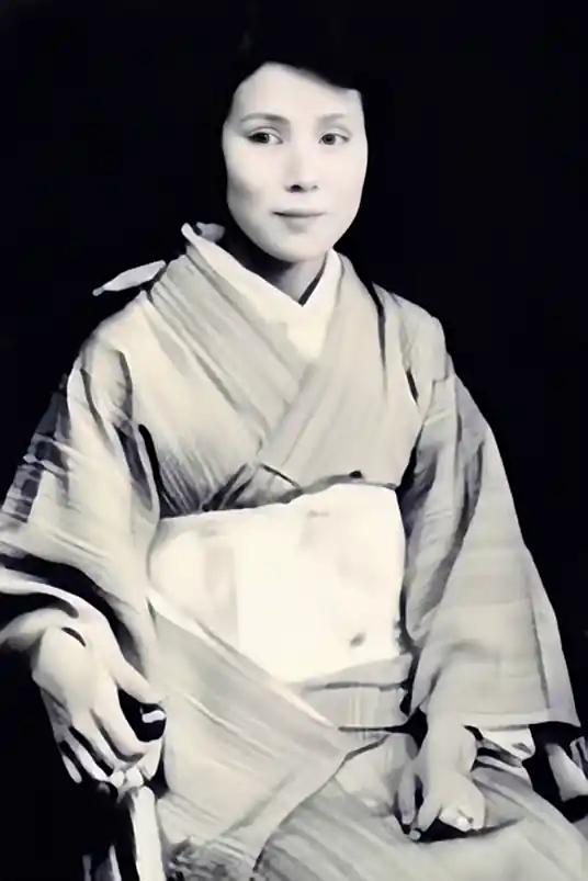 1914年，一个日本女人嫁给了中国军官，却从不教孩子日语，她的女儿女婿家喻户晓。