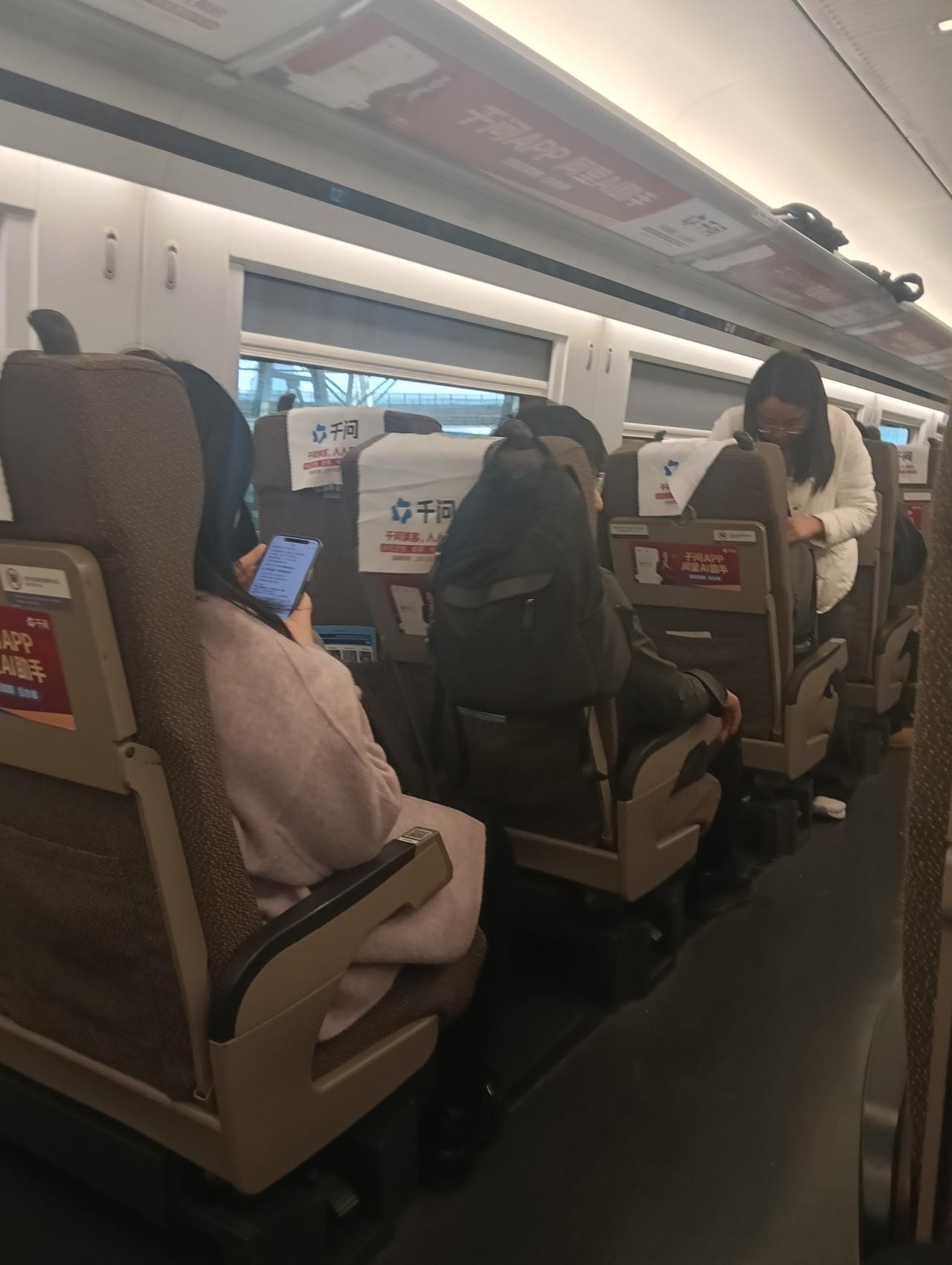 一周往返了两次，发的工资全给铁路做了贡献，车票能打折就好了。