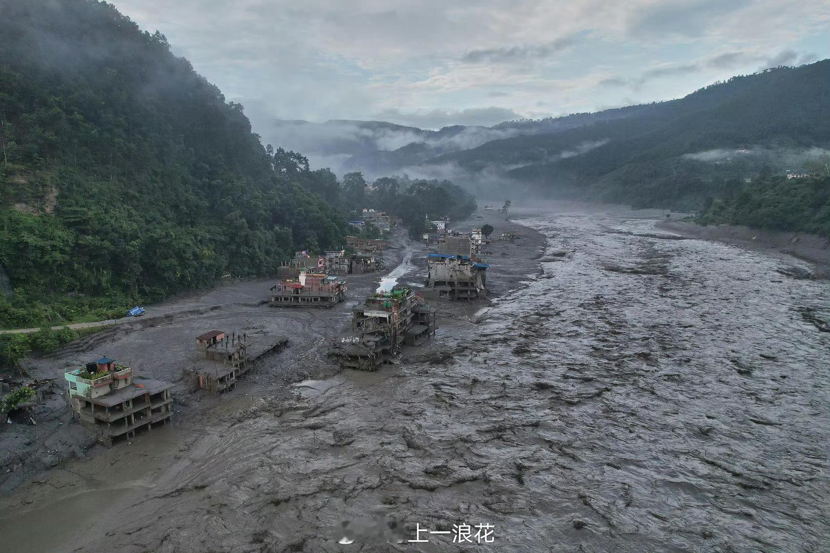 尼泊尔一隧道救出208人中国专家助力尼泊尔隧道成功救出208人，彰显大国担当与人