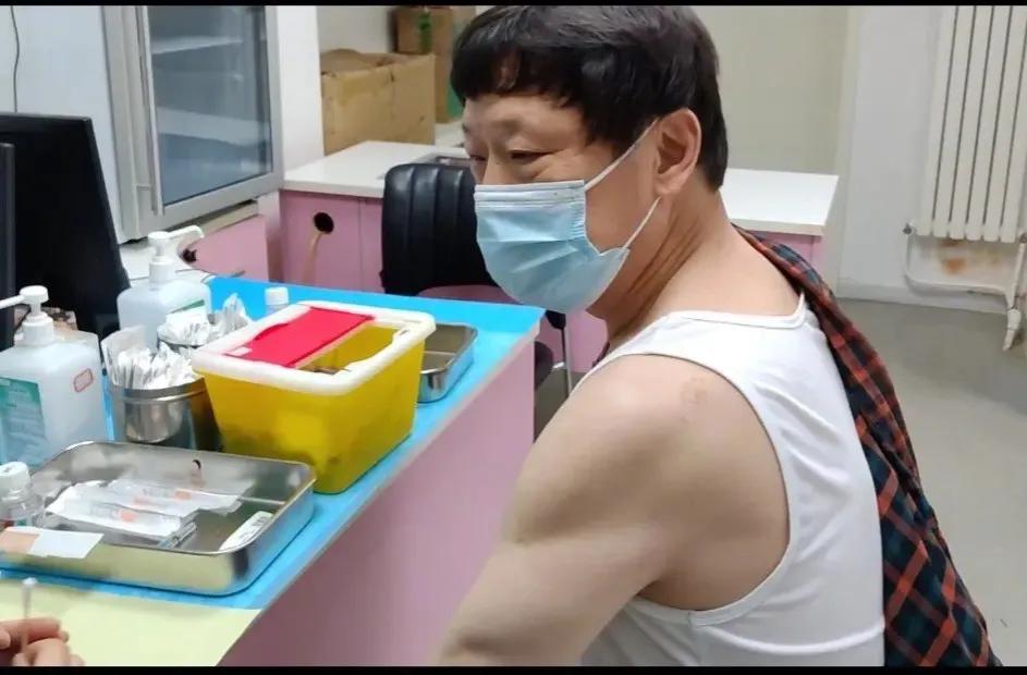 老胡去打了流感疫苗，他表示今年的流感和别的病毒好像更厉害，建议大家都别大意，能打