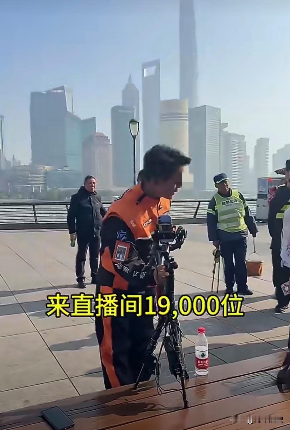 有4万粉丝的网红就这么牛气了嘛？

12月14日，在上海外滩，一个穿着骑手服，有