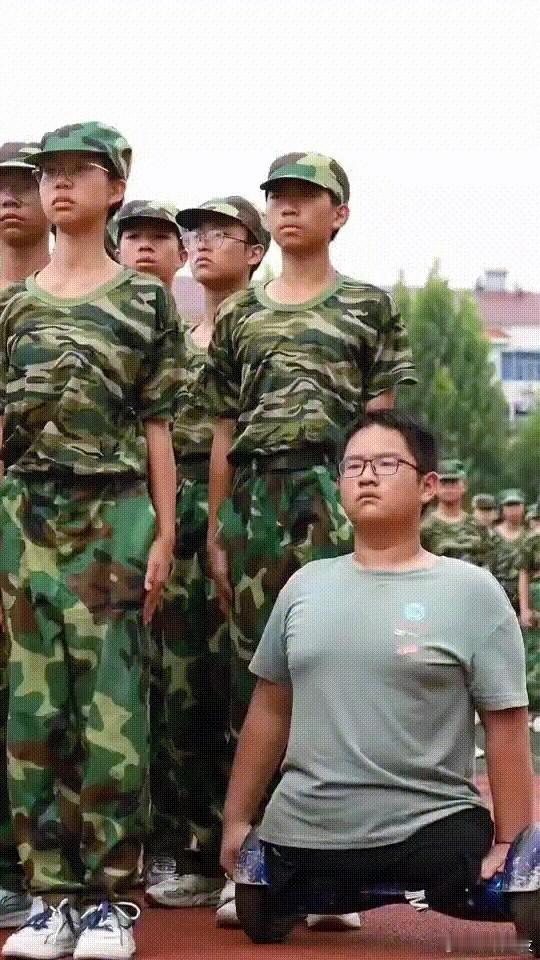 “板凳男孩”方宇翔被录取 方宇翔，已被录取 湖北大学7月26日消息，年幼遭遇车祸