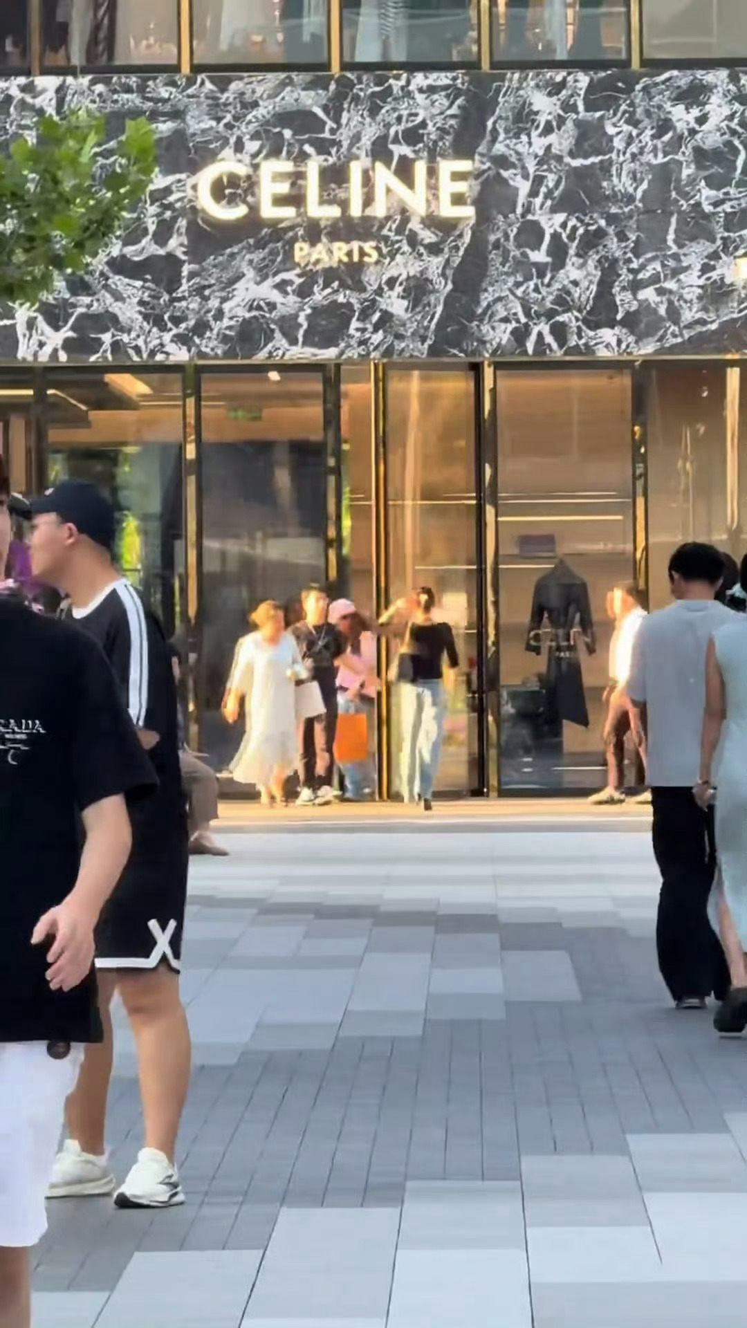 偶遇孙千去Celine选包有网友偶遇孙千去Celine了，应该是给中奖的粉丝选包