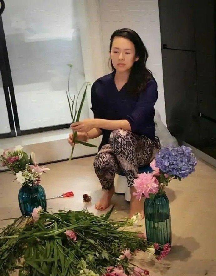 章子怡，离婚前光芒万丈，离婚后独立绽放。褪去光环，她更专注自我，洒脱前行，活出别