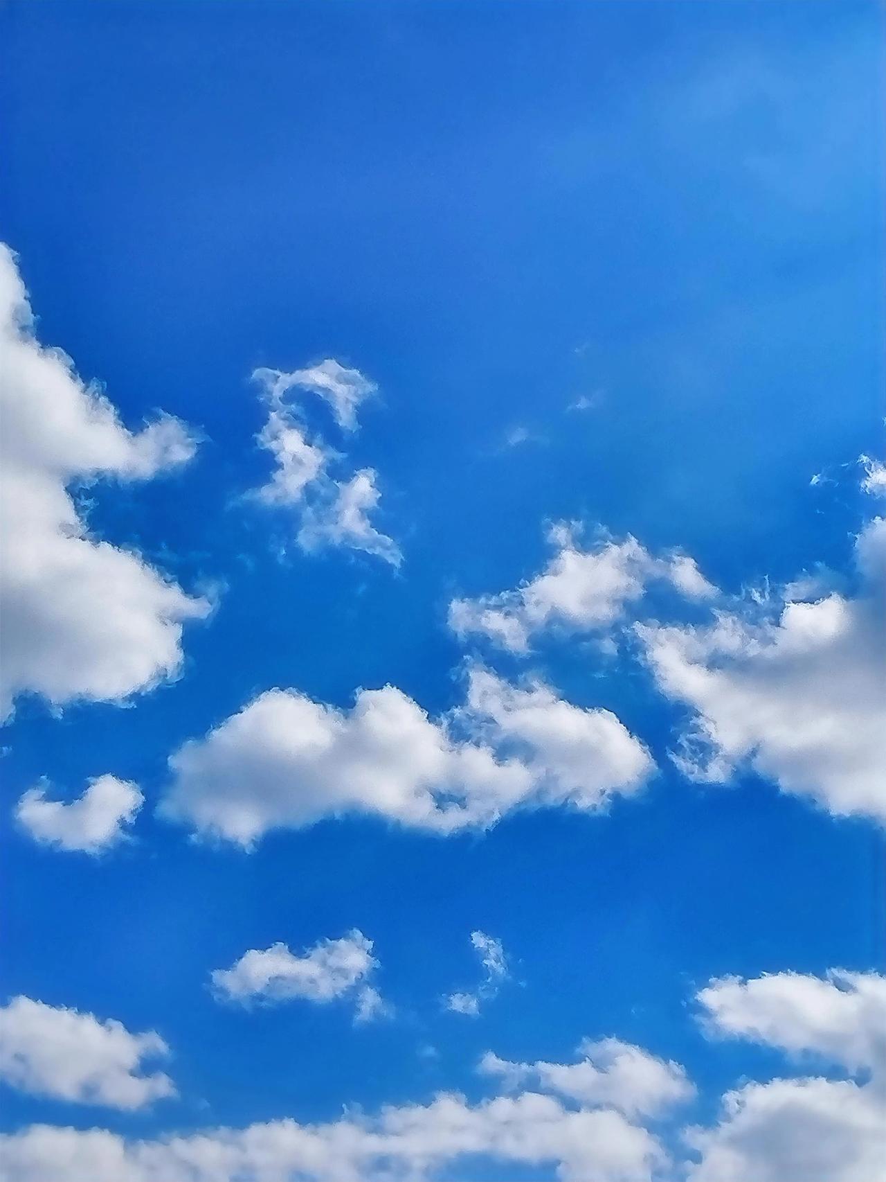 蓝天白云，心旷神怡，大自然的美好瞬间。🌤️💙