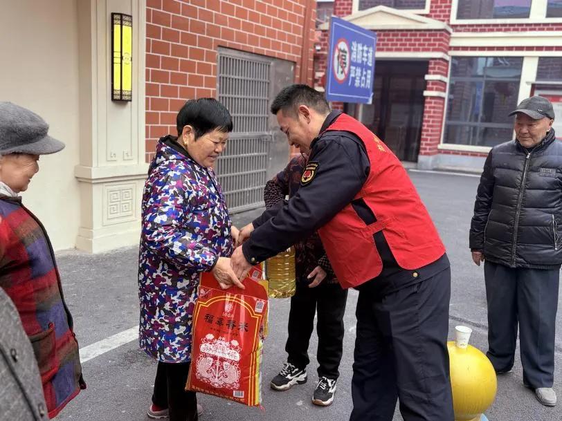 携手送关怀 共度幸福年