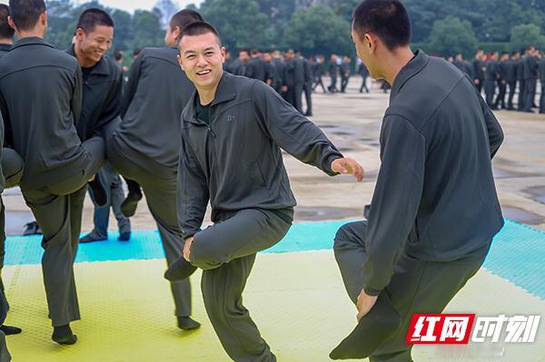 [军营故事]你当兵在部队有哪些最难忘的事新兵连“斗鸡”比赛，一个河南兵，他一个人