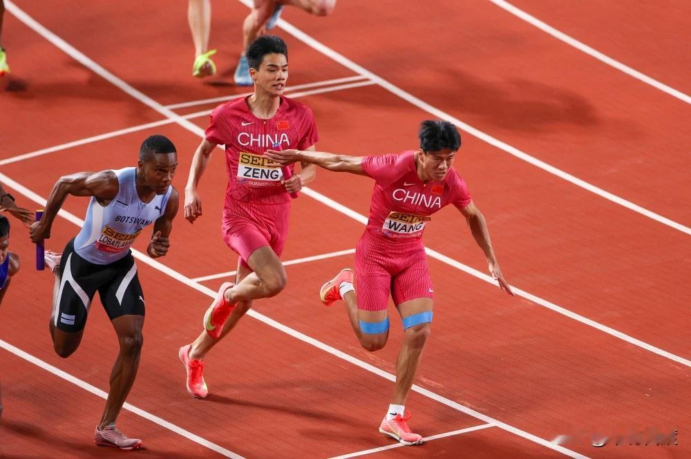就像亚运会上男子4×1接力赛一样，中国人民一直在接力追赶。
接力追赶亚洲、追赶世