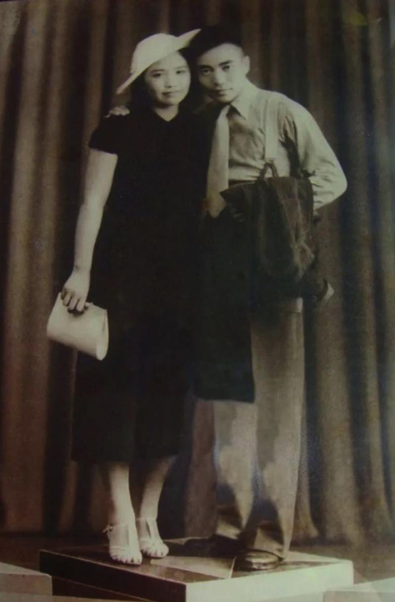 1938年，国军将领陈尔晋怀疑妻子不忠，一路尾随。楼梯口，妻子猛地回身，目光灼灼