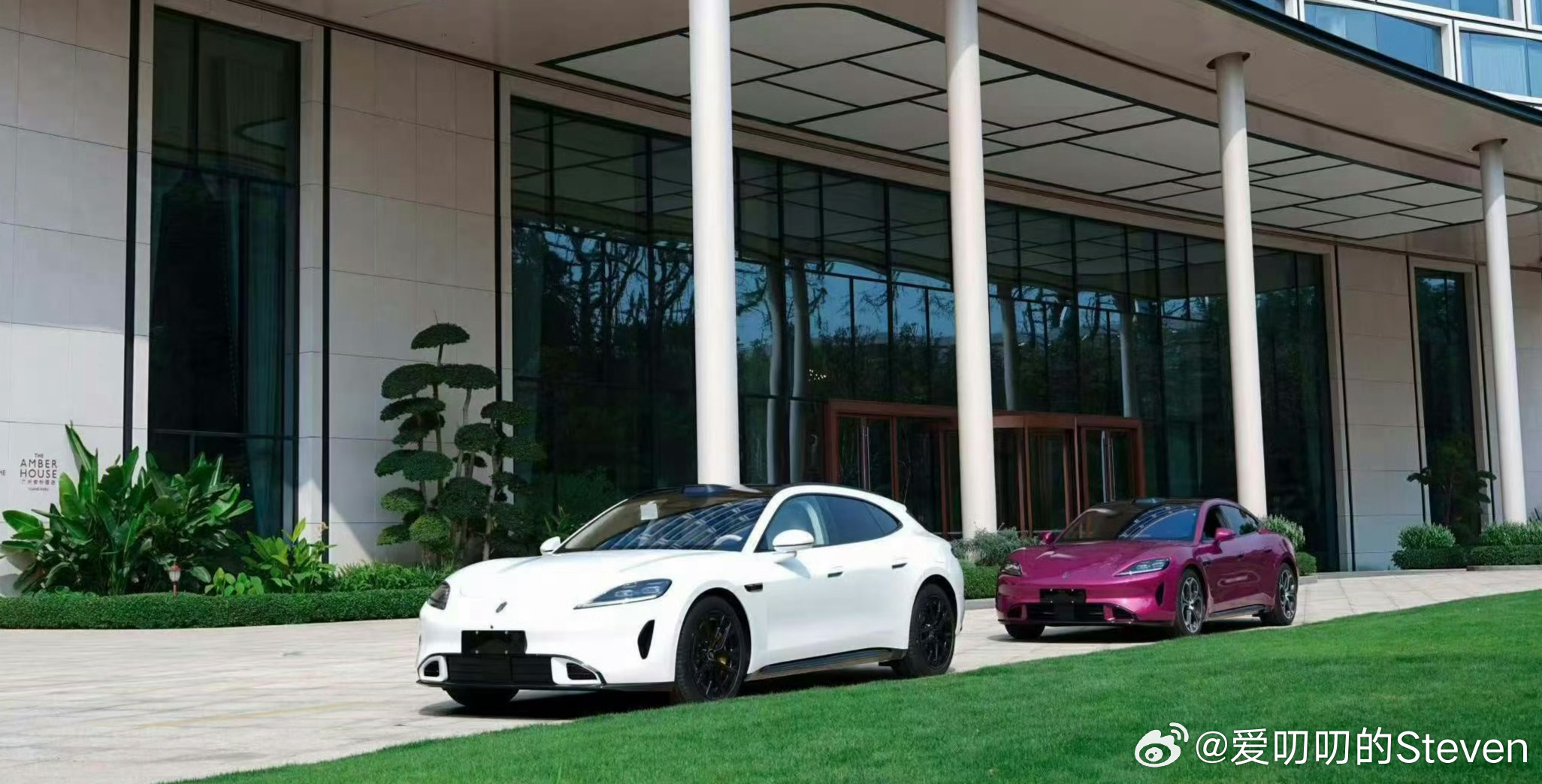 这么一看我甚至觉得白色也很好看，之前没觉得白色好看。这上个绿牌……尚界z7