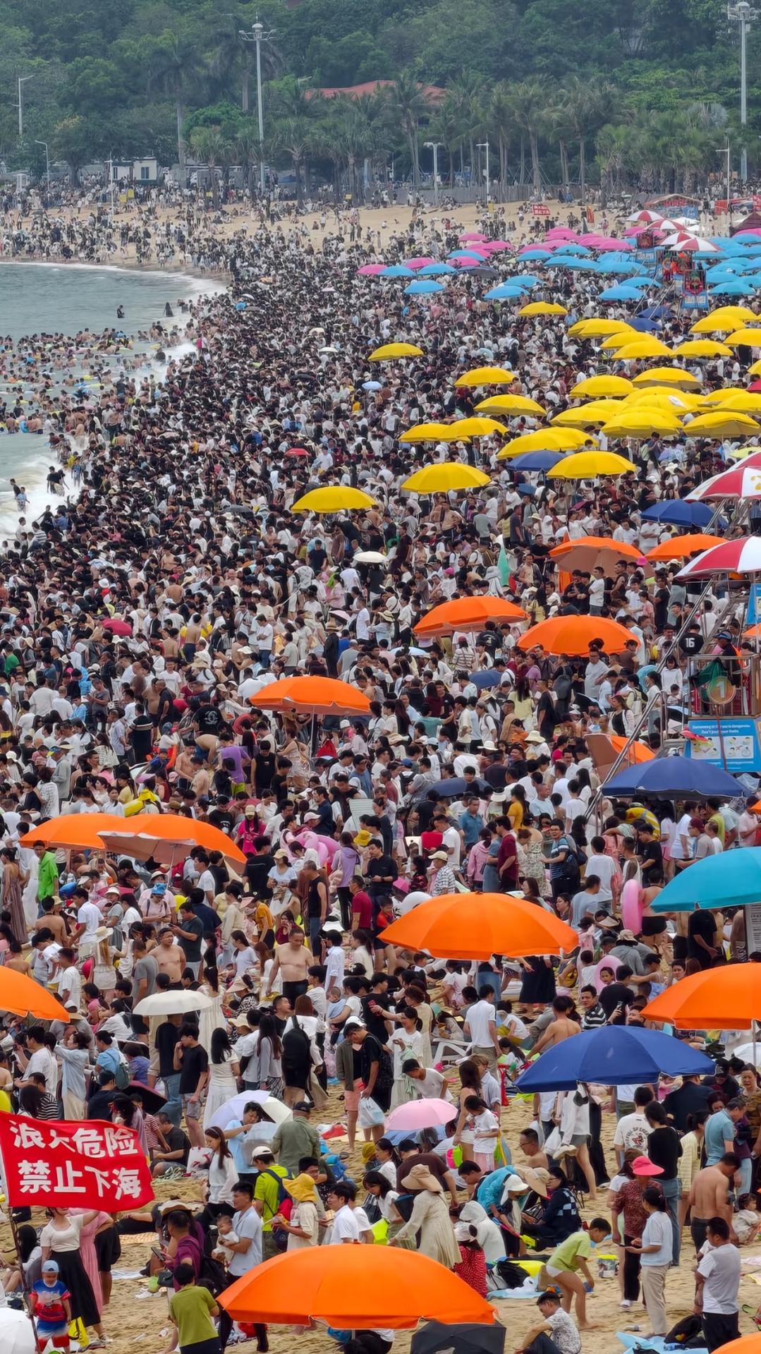 5月2日，长假第二天，广东深圳大梅沙海滩震撼的场面！

你还敢去吗？