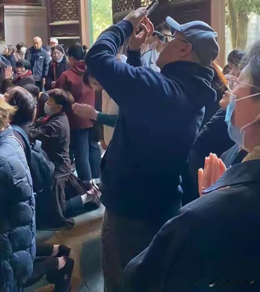窦唯真的败给了女人，多有才气的摇滚歌手，早早结婚娶了王菲，被大家嘲笑带着自己的女