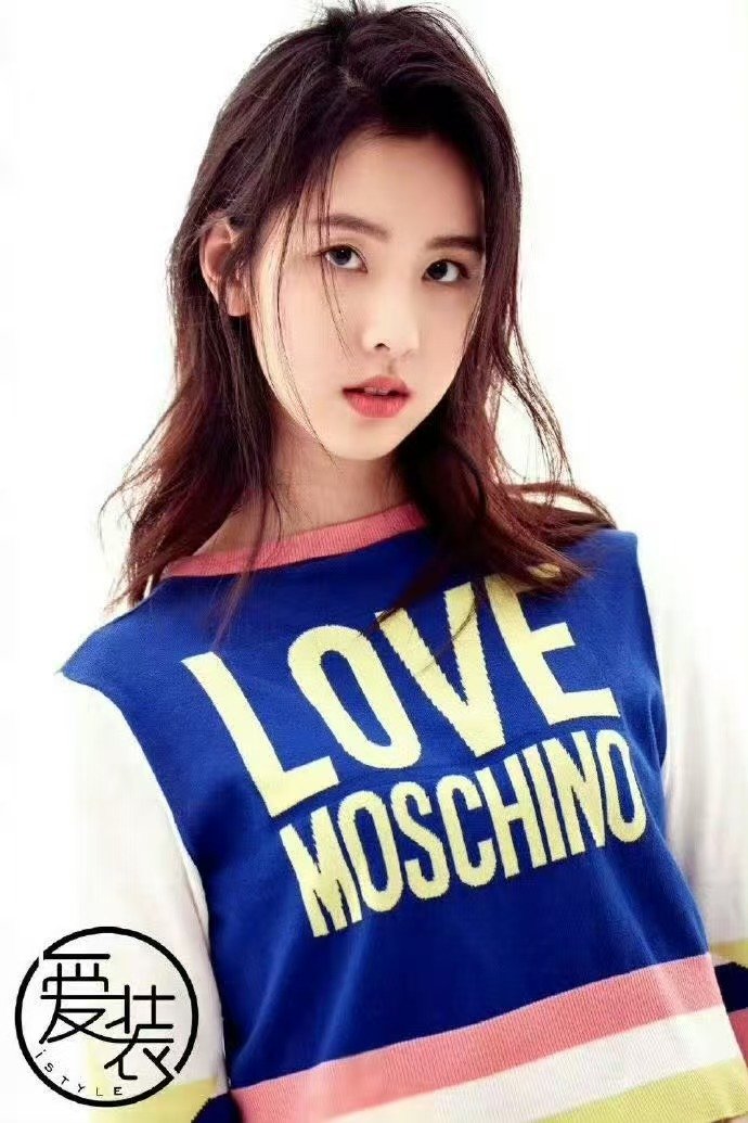 陈都灵早期模特图模特时期的陈都灵哪怕是早年穿搭，陈都灵也能撑住，颜值和气质一直在