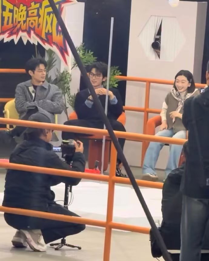 周冬雨躲过了这招没躲过后招 周冬雨亮相节目玩躲避，躲过这招以为安全，后招突袭懵圈