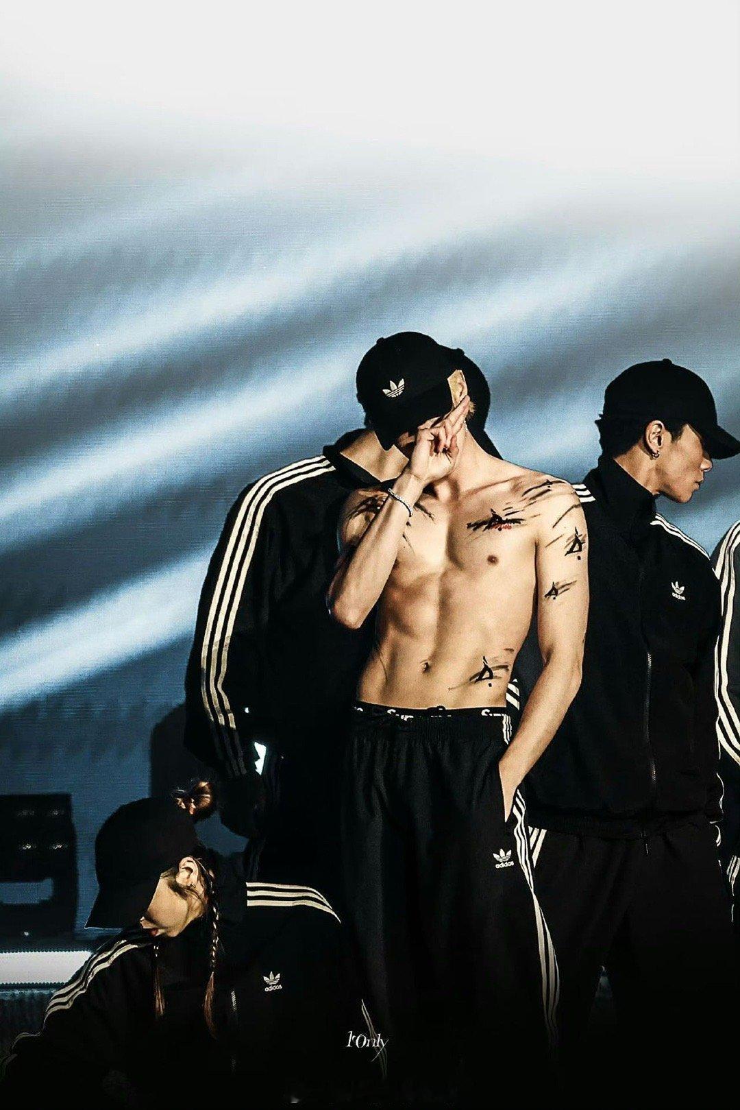 王鹤棣薄肌 舞台上的王鹤棣真的在发光！一身清爽利落的肌肉线条，不是为了秀，而是为