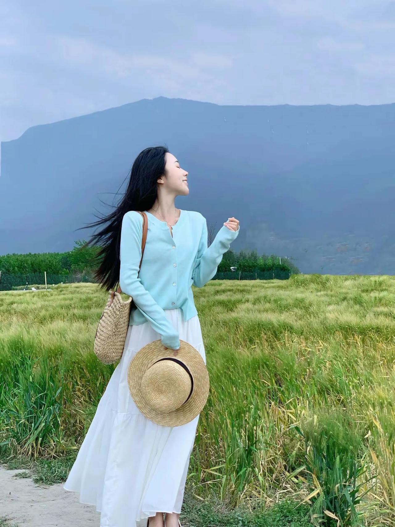 保持心灵的孤独和自由，才是人生的本质。

一个人活着，不要对外界有太多期待，不要