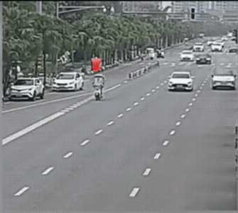 他(她)没有想到车没有躲他。其实，车想躲开也是来不及的。
骑电动的人毫无顾忌的那