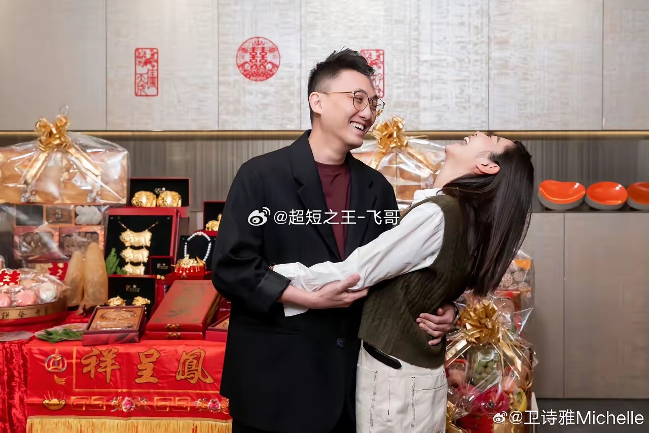 翻到卫诗雅2014年的微博，那会儿她刚入行没几年，还用编织袋搬家到半夜，住的房子