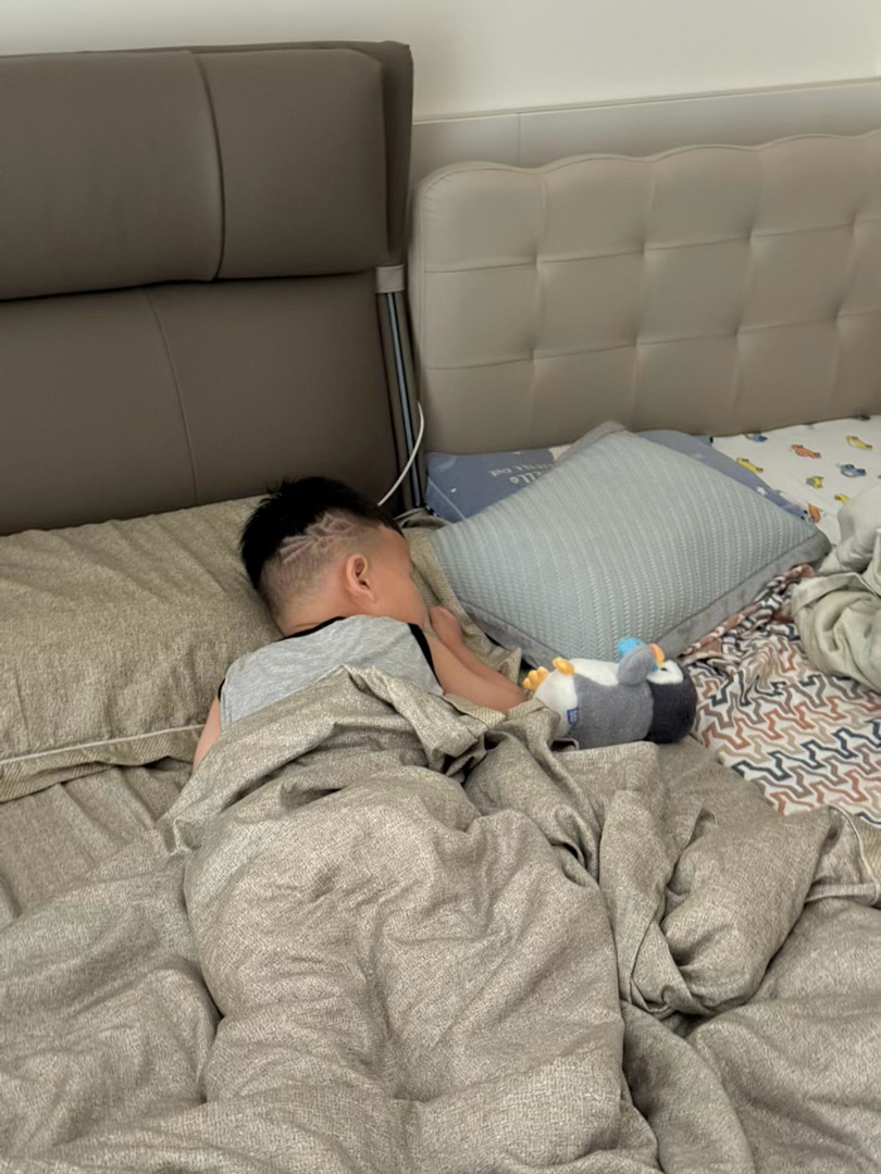 爸爸值班，我加班，回到家发现他发烧了🤒 火急火燎带去医院检查开药回来，到家了我