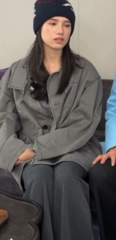 张婧仪顶着素颜就来直播了张婧仪素颜出现在直播间，没有腮红口红，只有润色防晒。不焦