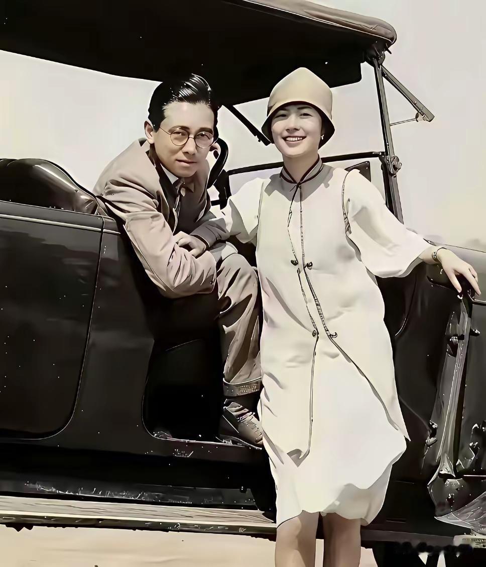 这是林徽因和梁思成刚结婚的照片，郎才女貌，风华当年。梁思成文质彬彬，才华横溢。林