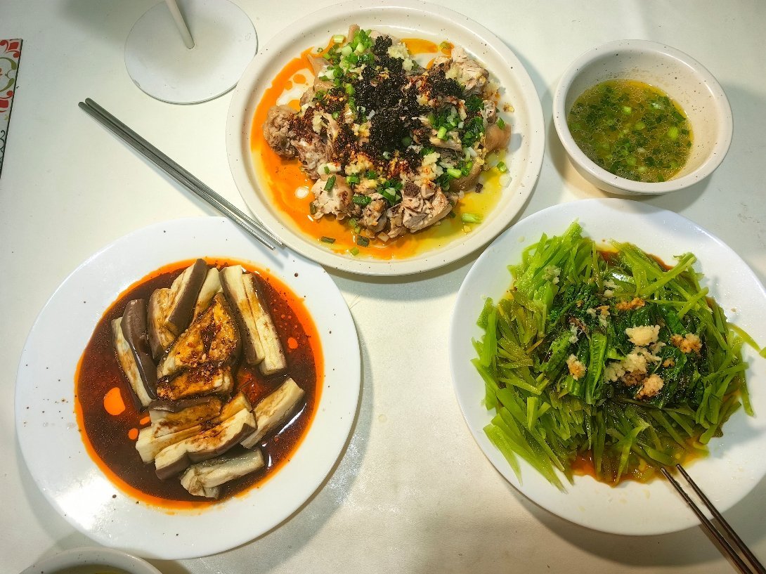 白家镇原来是可以点杀鸡鸭的，是不是土鸡，一目了然。凡是很骄傲、趾高气扬、自视甚高