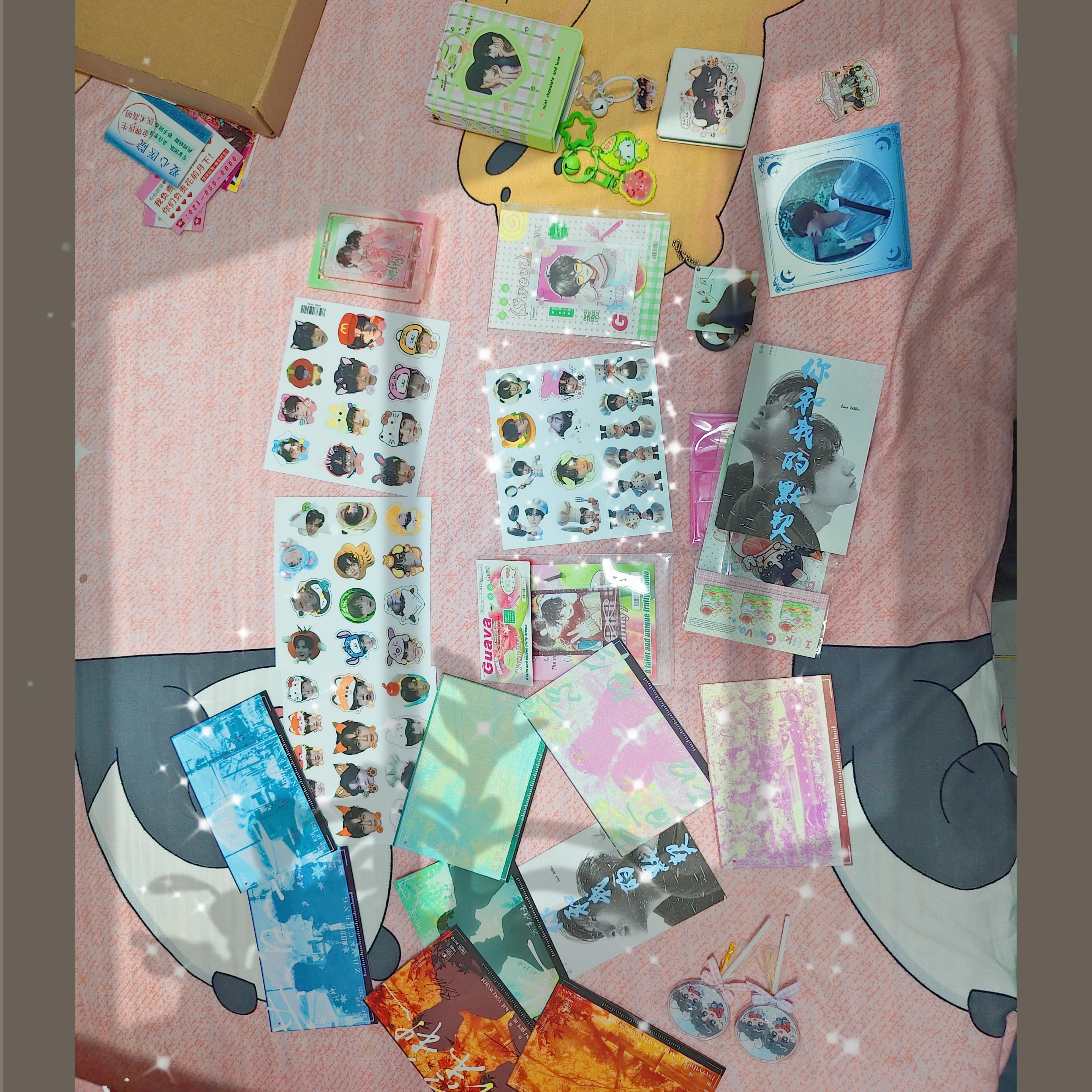 哎呦 你们能不能想象一下啊 一个小姑娘坐在一堆cp制品里小心翼翼地打包 给每个制