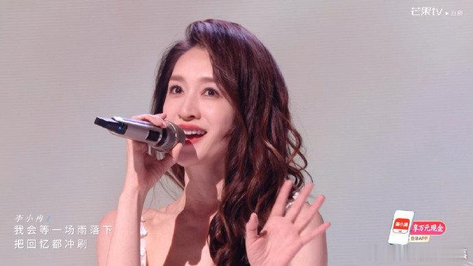 李小冉唱歌进步 从担心拖后腿到自信绽放，姐姐用坚持完成了超亮眼的逆袭！ 