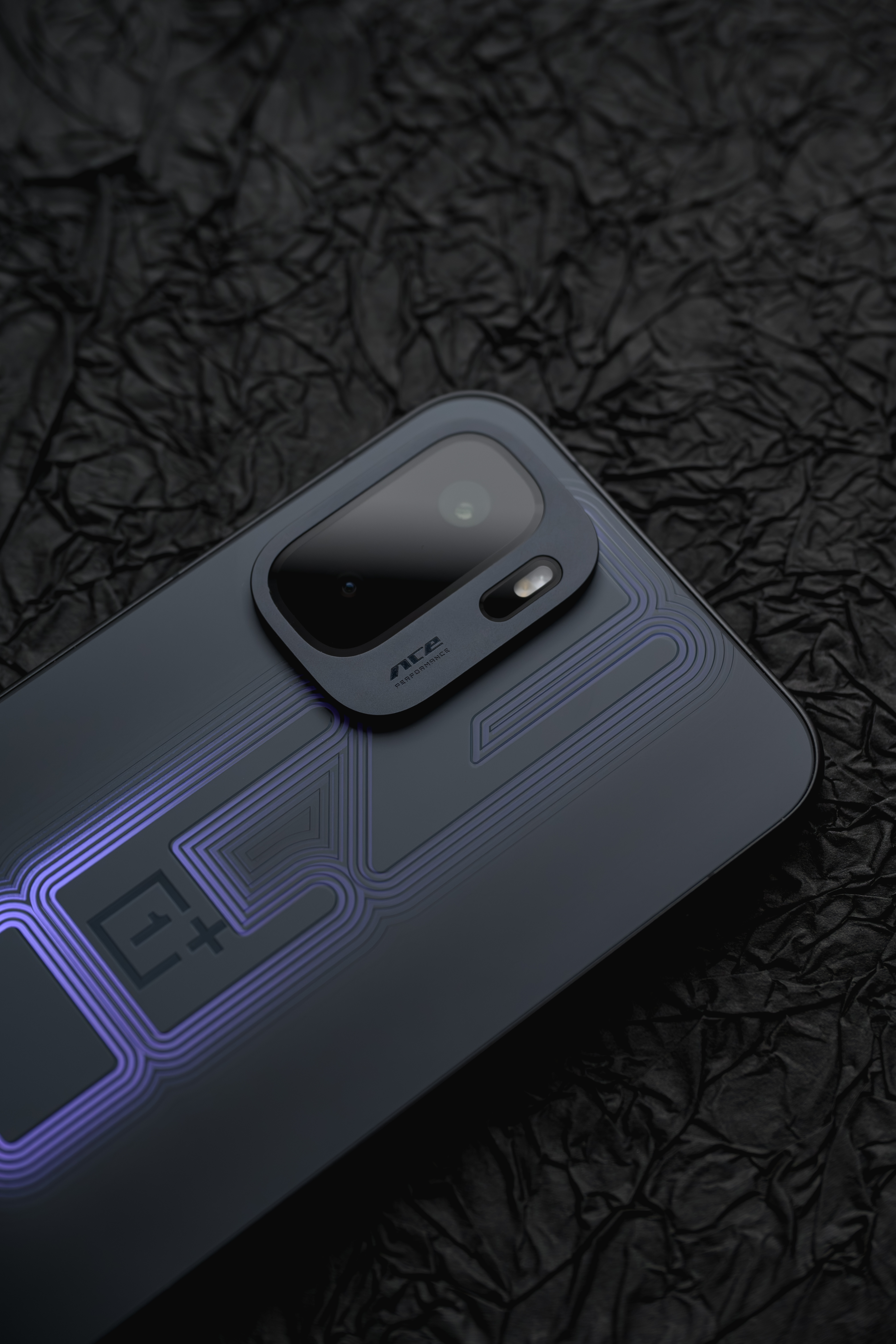 聊一嘴今天发布的一加Ace6至尊版，这是一加刚刚发布的中高端性能旗舰，主打性能游