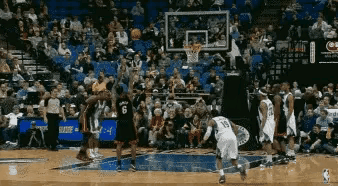 詹姆斯球商和注意力上线，并非是抢分！实际情况是，两次罚球，第一罚之后暂停。
然后