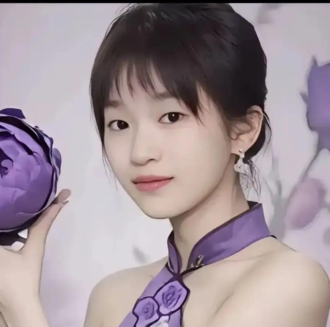 全红婵在跳水队中的搭档不断进行着调整和磨合，她与新搭档的训练情况以及在训练中表现