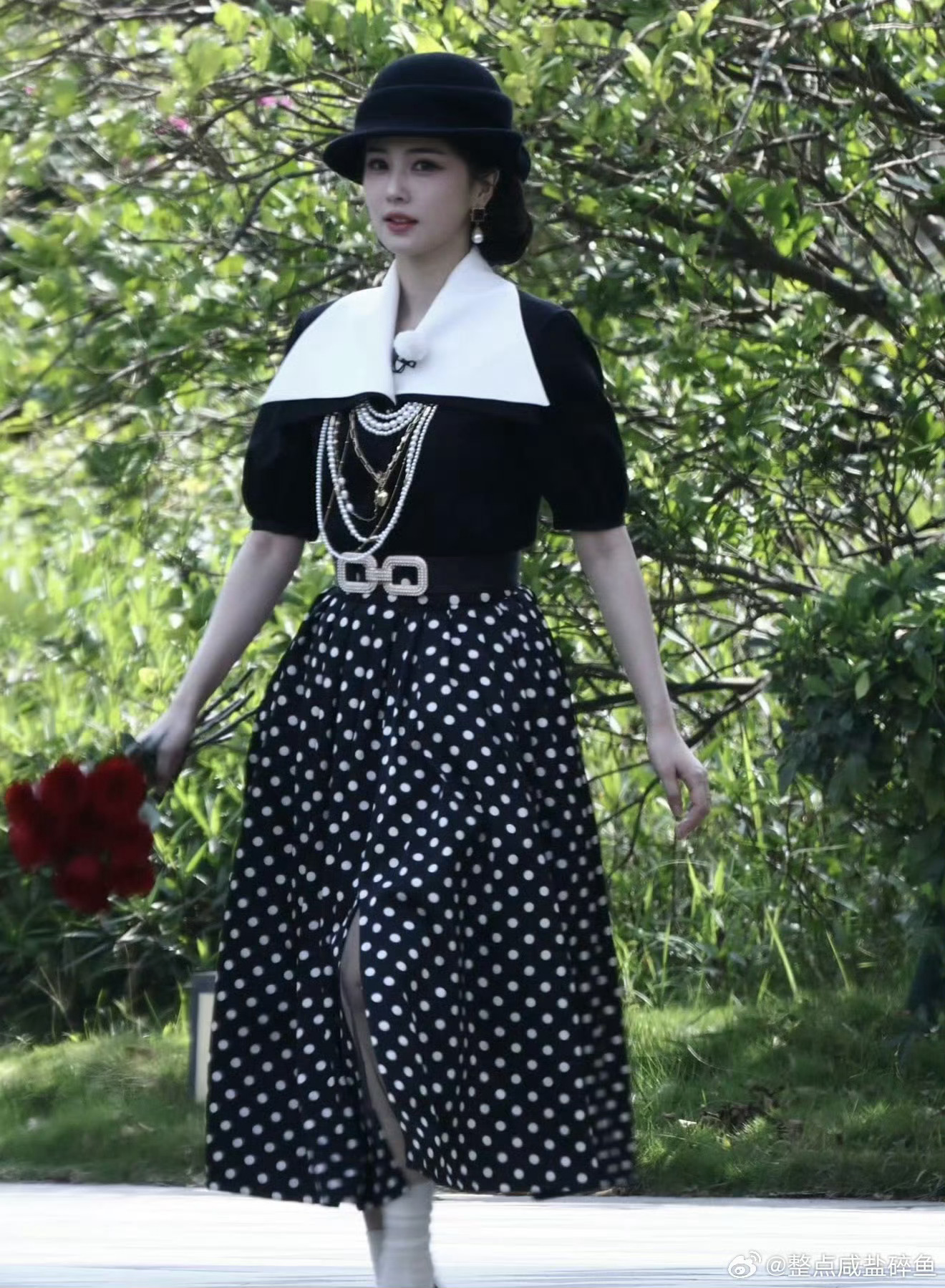 《奔跑吧》白鹿民国造型来啦！贝雷帽配着碎花裙，活脱脱民国留洋大小姐，气质出众。白