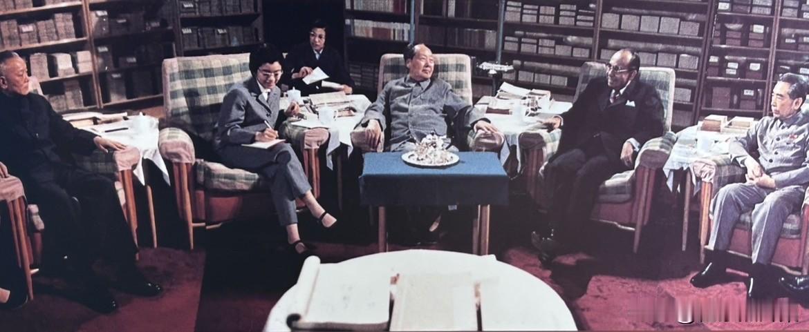 1974年5月29日，李先念（左一）与周恩来（右一）陪同毛泽东（左三）会见马来西
