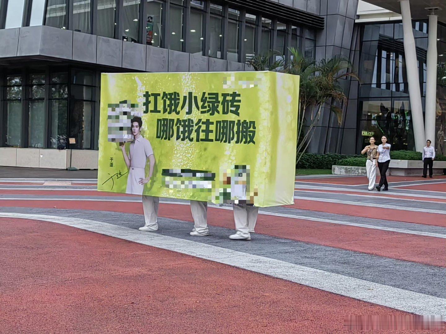 于适于适于大力真能扛于适于大力实锤了 从镜头前到生活中，于适始终展现出强健体魄。