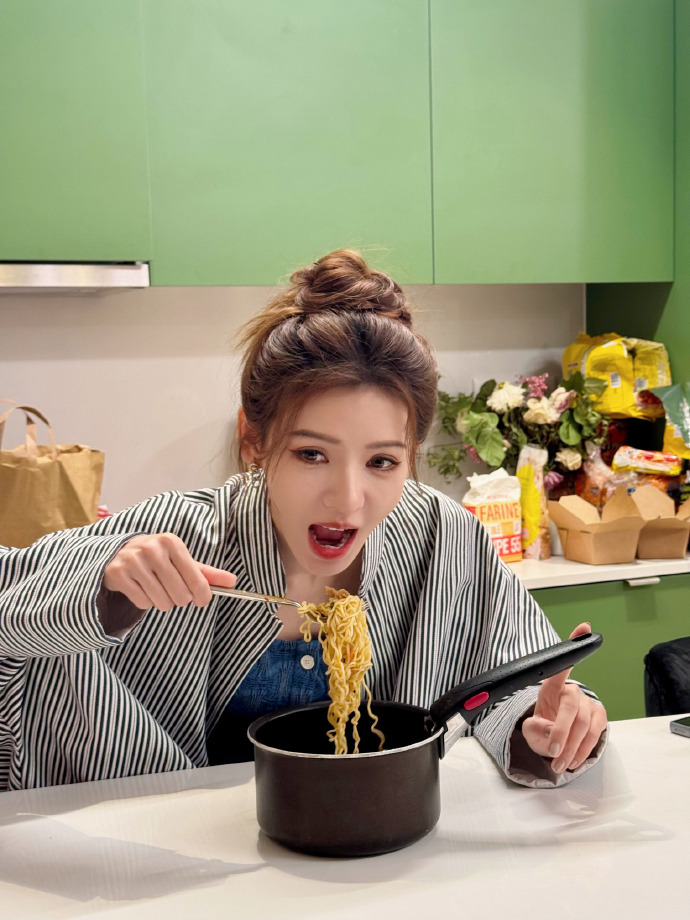 张予曦轻松惬意干饭中张予曦休闲风美食瞬间 看张予曦在餐厅用餐，条纹衫下摆搭在椅面