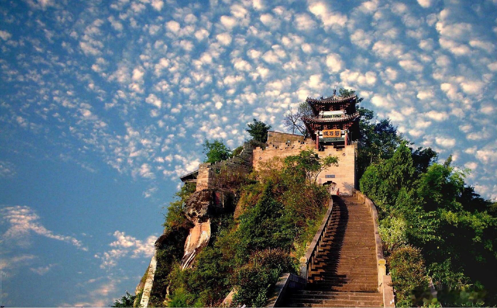 语文是张飞庙里苏轼题写的"江上风清"，是你站在碑前忽然读懂的"古人笔法即心法"；