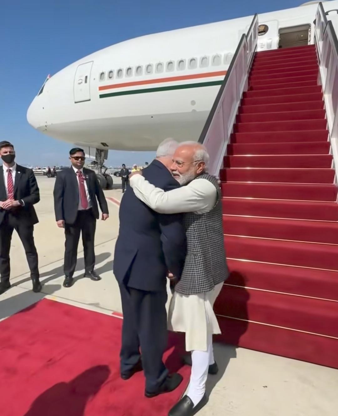 莫迪以86亿美元换来了一个拥抱，也换到了国内一片骂声。
    当莫迪走下飞机玄