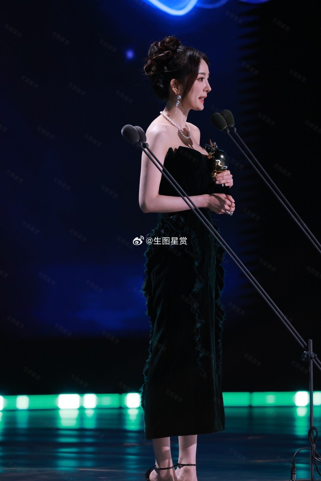 杨幂复古丝绒绿裙出席#爱奇艺尖叫之夜# 颁奖典礼，气质优雅的美幂💐 | 独家 
