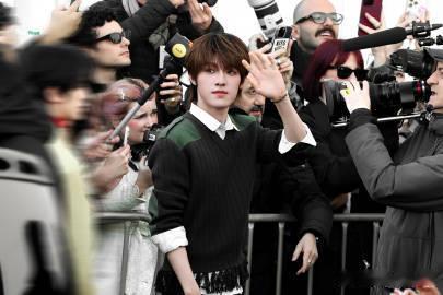 张泽禹状态 张泽禹亮相米兰Prada大秀，这状态简直绝绝子！皮肤白皙透亮，眼神清