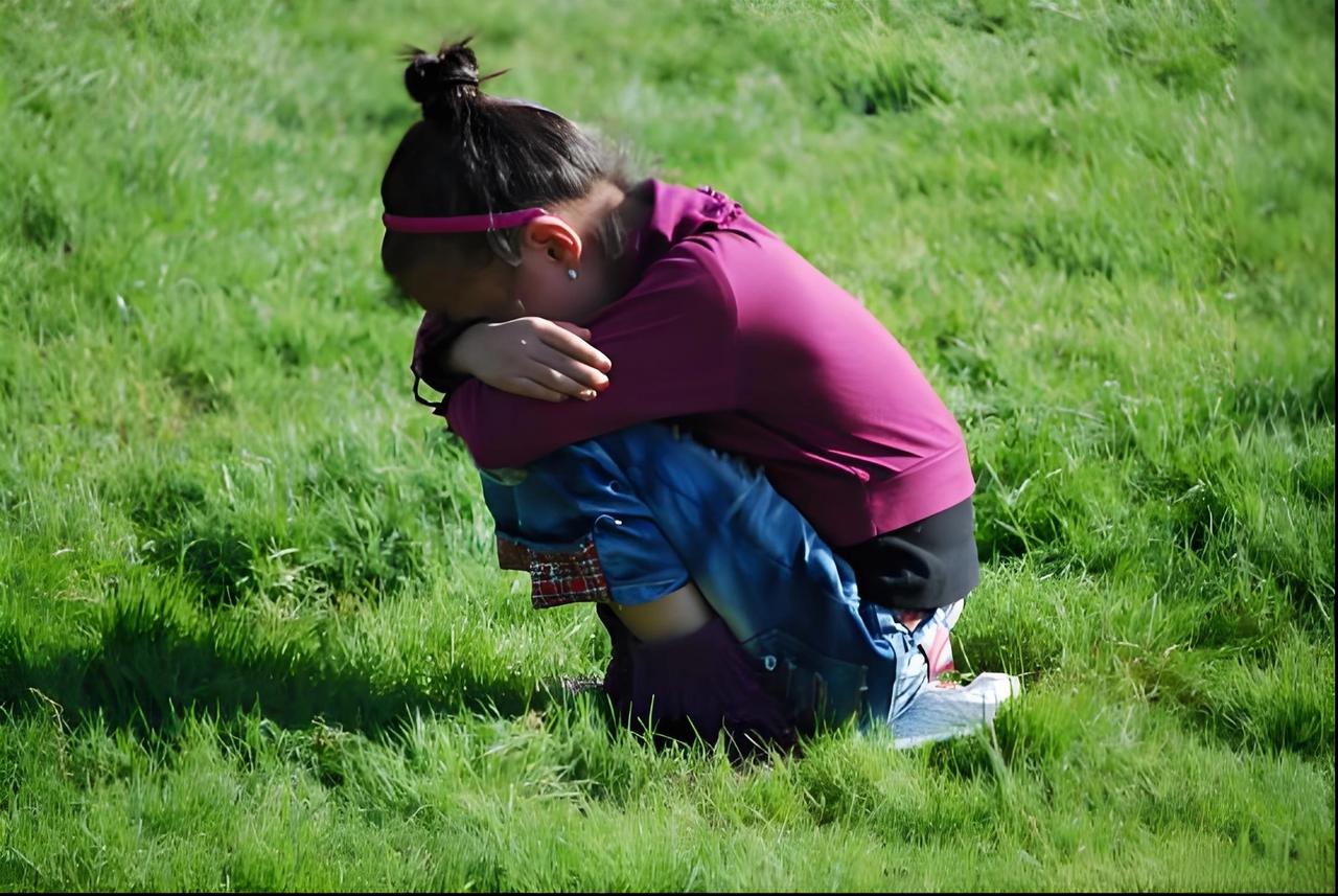 我今年五岁，窝在收留所的小床上，每天都盯着门口发呆。
 
我这辈子最怕的，就是以