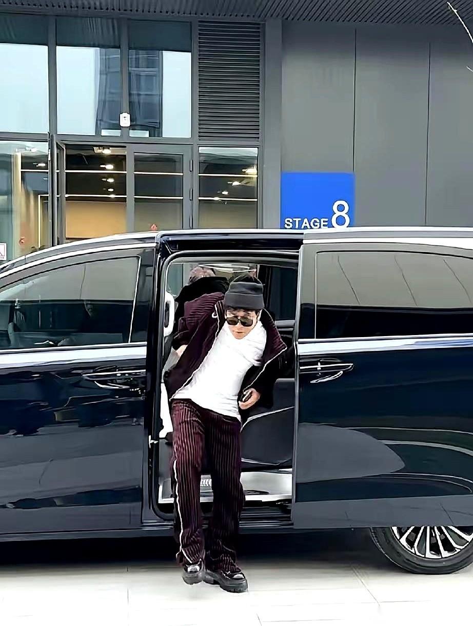 我揉了揉眼睛，把手机拿远又拉近。
这不是宋小宝吧？
这绝不是那个喊着“海燕呐，你