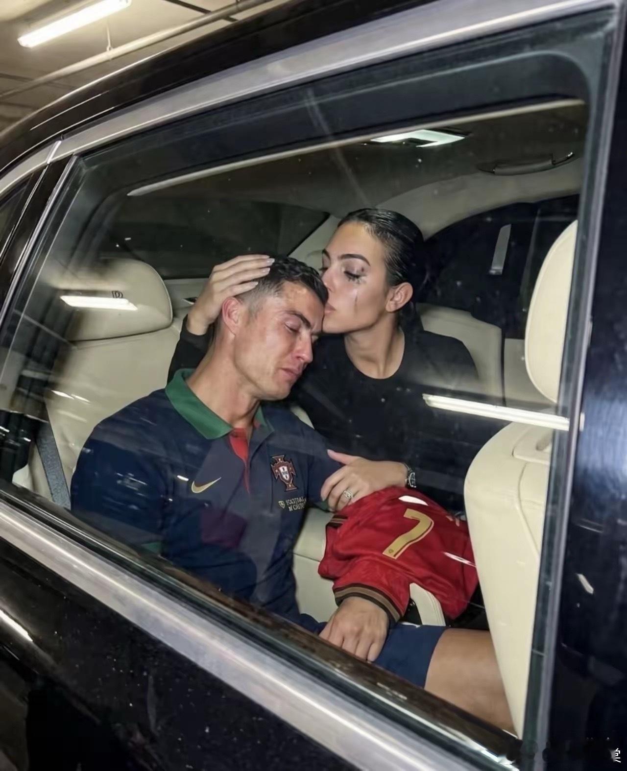 乔治娜，情绪价值很到位。坐在劳斯莱斯车里哭泣。 对C罗了解不多，但是看起来他俩应