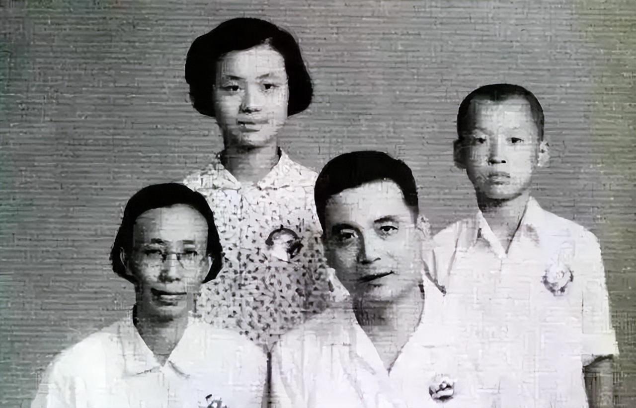1986年7月，邓稼先在临终前提出想要再去看一眼天安门，可当他乘坐的轿车驶过天安