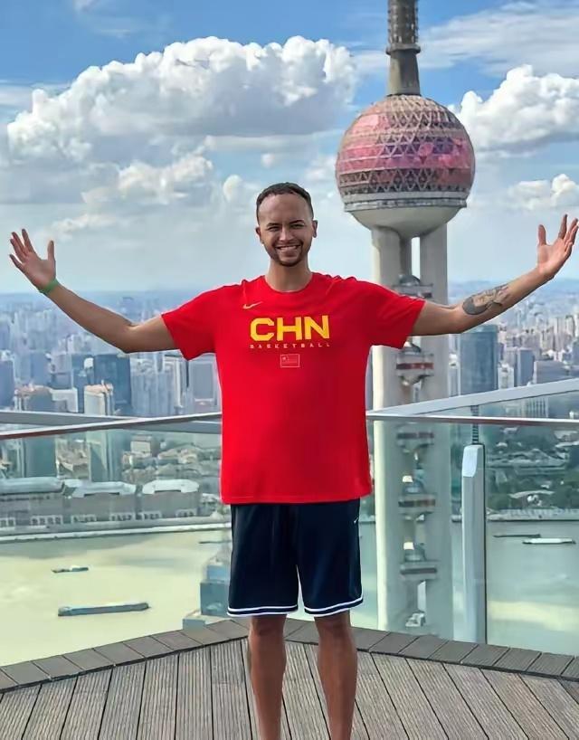 李凯尔的神奇之处防守：身高2.06米，臂展达到2.20米，小球时代能达到中锋的身