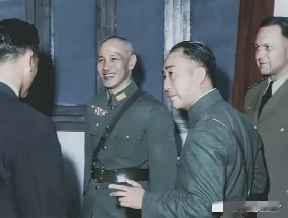 1945年，戴笠邀请50名汉奸吃饭，待众人吃完得意时，他却突然说道：“现在公布逮