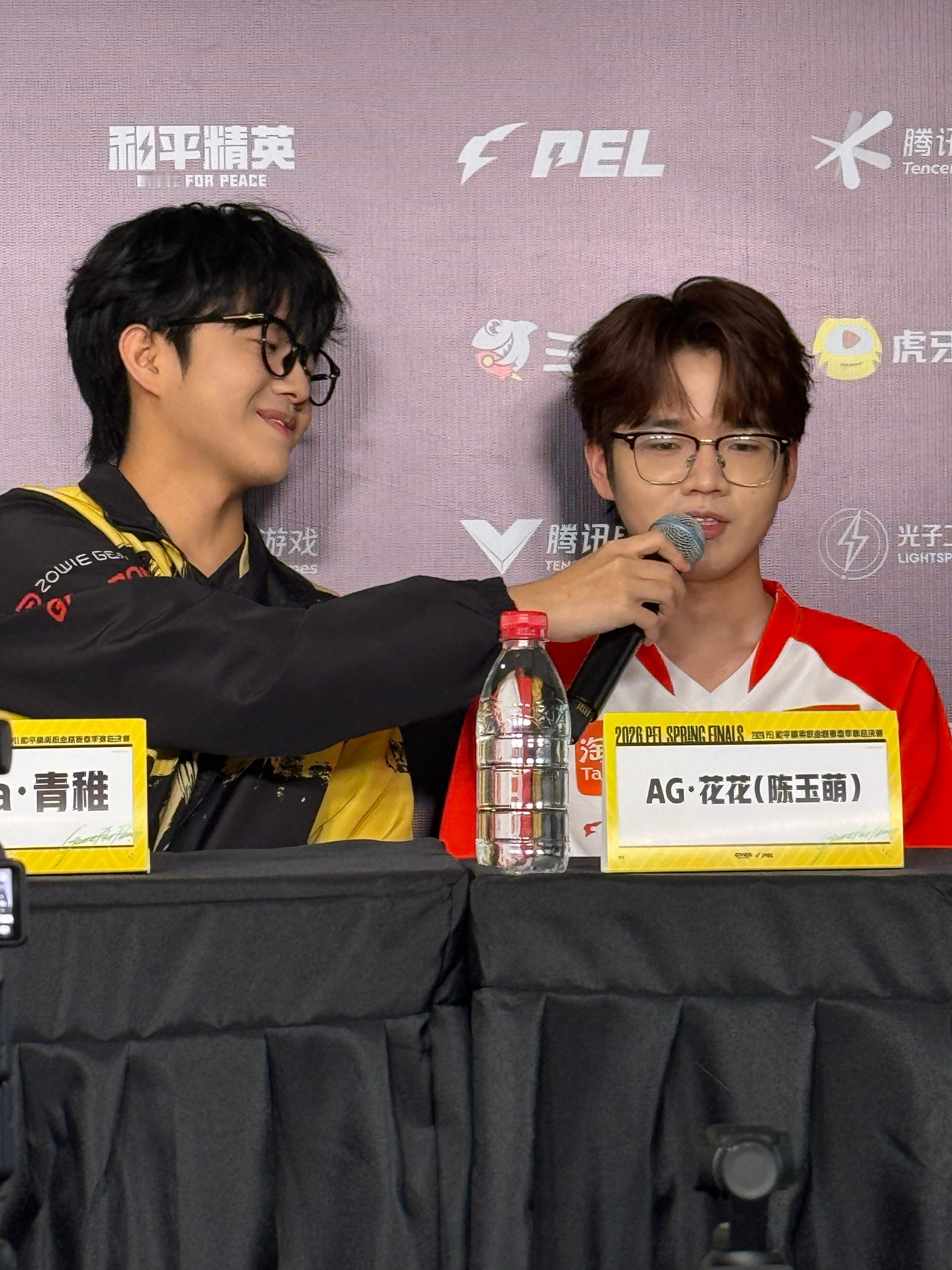 青稚对于给花花举麦这种事看起来很乐意AG花花名场面复刻和平精英职业联赛