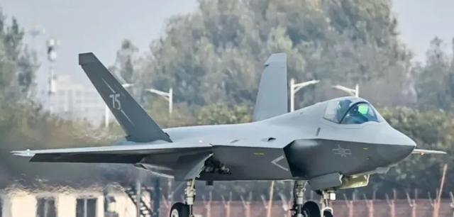 “美国就算停下来，不发展让中国追，二十年内中国也不会超过美国”。歼—35A在珠海