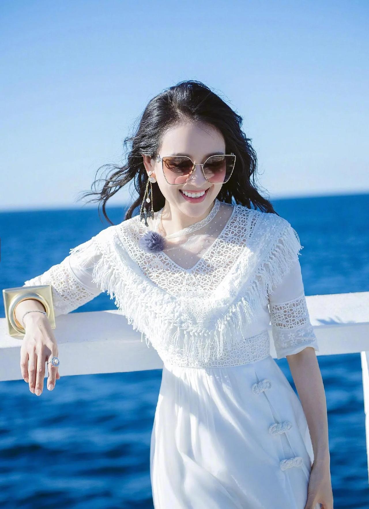 白裙+墨镜+金饰，把优雅与随性焊在身上！蕾丝设计藏住年龄感，搭配宽版手镯，甜酷又