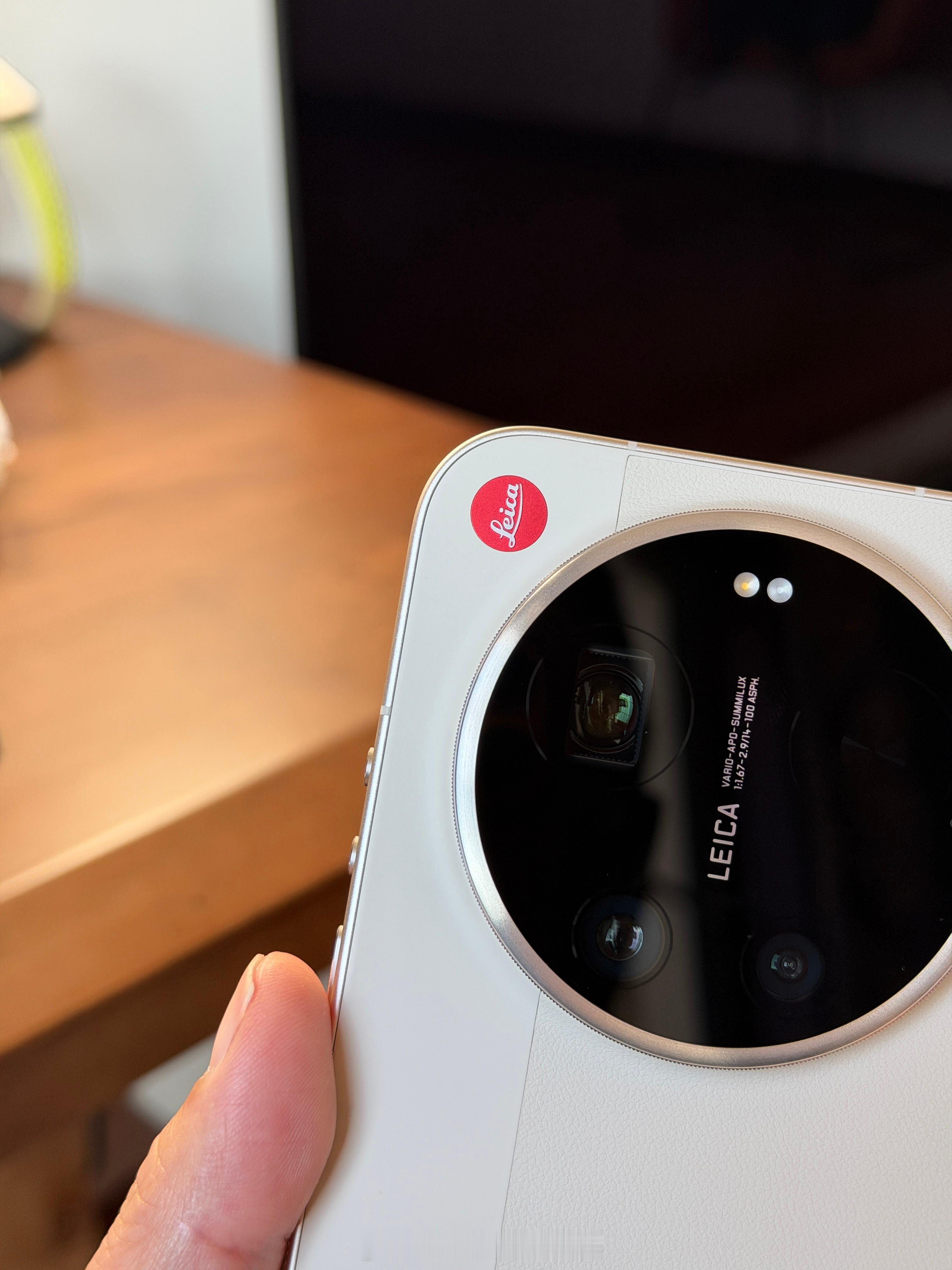 谁能拒绝一个有可乐标的手机呢？变焦环纯属情怀了，横竖怎么用都比较尴尬小米17ul