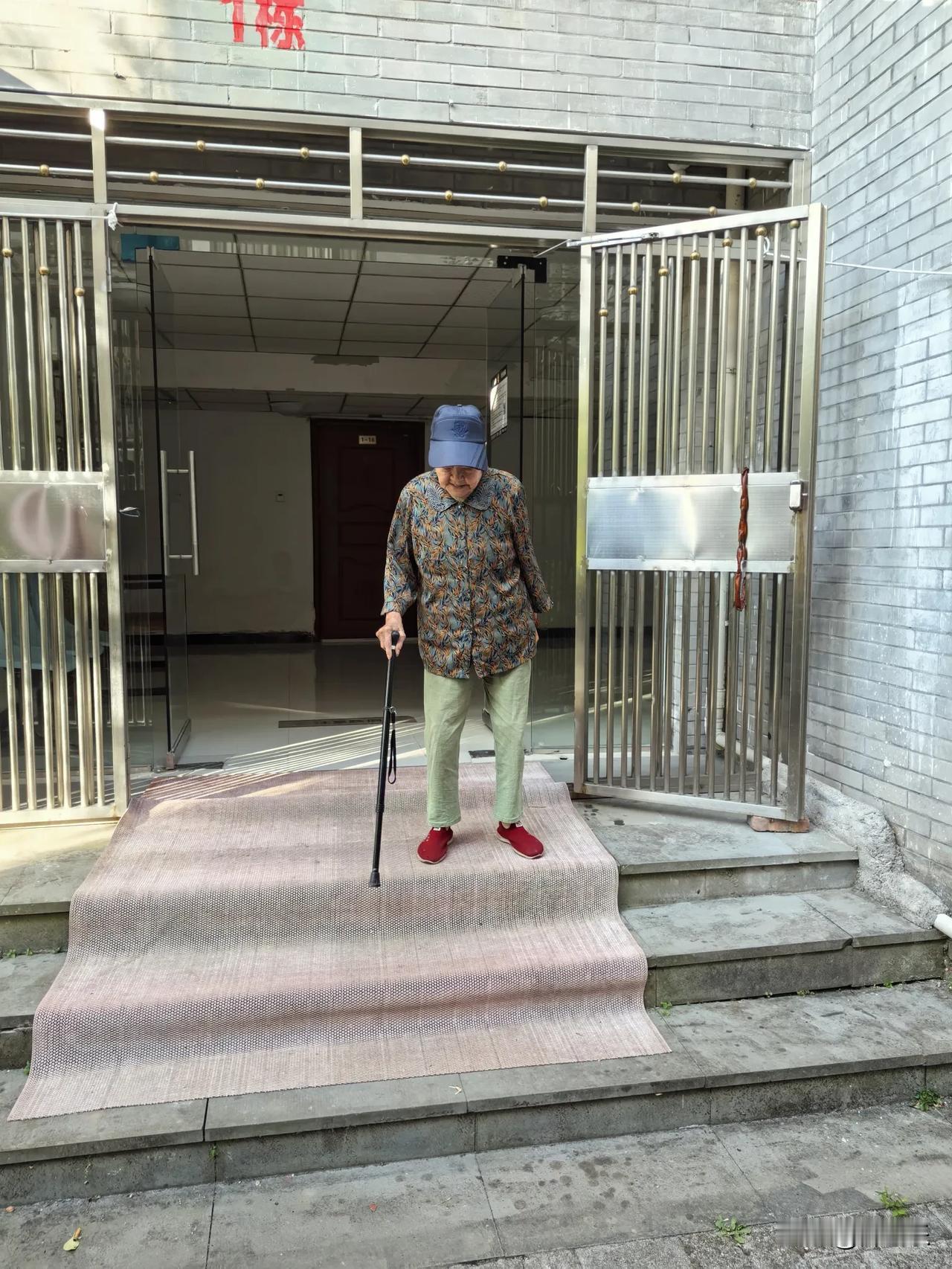 单元门口遇见的95岁老人，活成了我向往的晚年模样

今晨健步走结束，刚回到单元门
